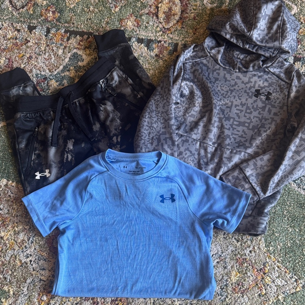 UNDER ARMOUR BOYS BUNDLE OF 3 IN SZ YOUTH SMALL…GREAT PREOWNED CONDITION…